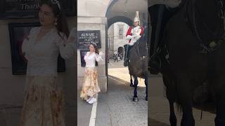 Wait for your turn and stand back #tourist #london #kingsguard #respect #horse #travel #history#tour