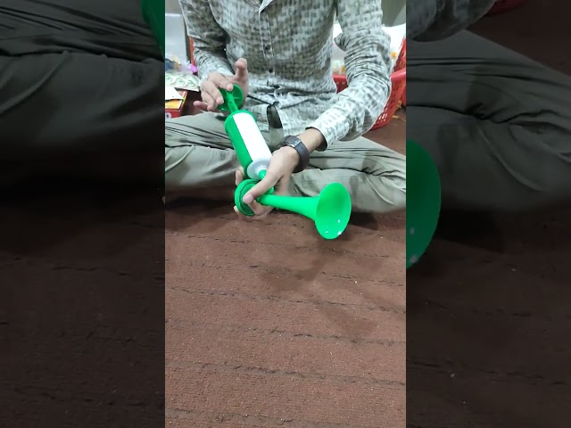 Vídeo relacionado con Loud Stadium Horn - Handheld Cheering Noisemaker, Blow Sports Event Horns, Party Shout Tool, Fan Noise Accessory, Horn for Parades Boating Hiking School Games Competitions Celebrations