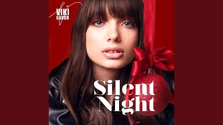 Kadr z teledysku Silent Night tekst piosenki Viki Gabor