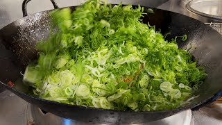 付近にもあおいちゃん友情出演🎉 - ねぎそば 　soft green leek with fried noodle.