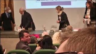 gli-spostano-la-sedia-e-vincenzo-de-luca-cade-a-terra