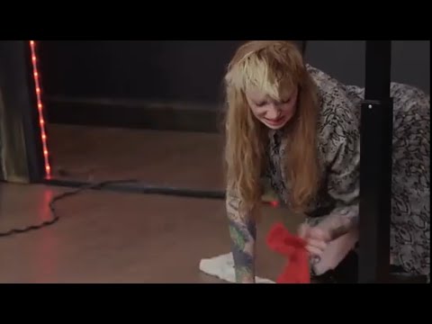 Dragula S4 - Sigourney gives a lesson in distressing