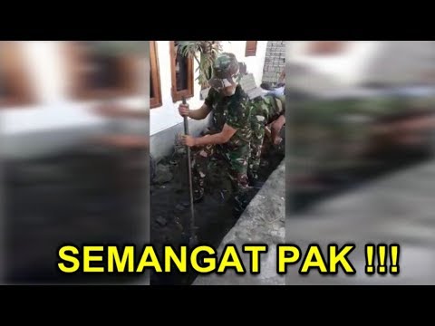 Menunjukkan bagaimana untuk memperbesar penis Anda Seorang pemuda dengan penis kecil