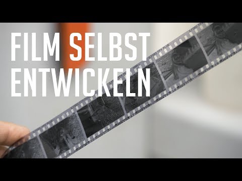 Analogen Schwarzweiß-Film selbst entwickeln mit Oliver Rolf