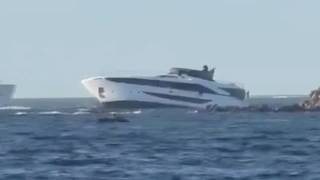 Yacht di 30 metri affonda al largo di Porto Cervo: il momento del naufragio