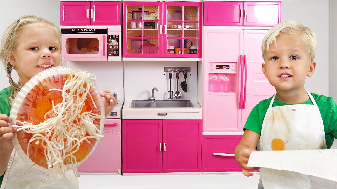 Naomi and David Cooking Yummy Food! Pretend Play Kitchen Fun