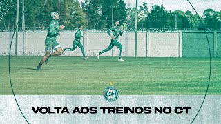 Com medidas de segurança, elenco alviverde trabalha no CT da Graciosa.",
 