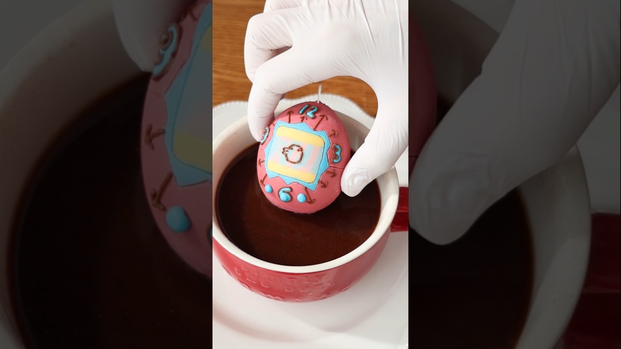 中からたまごっちが出てくるチョコエッグ作ってみました🥚#たまごっち #くちぱっち #チョコエッグ #tamagotchi #お菓子作り