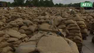 preview picture of video 'Hochwasser 2013: Tausende Sandsäcke auskippen'