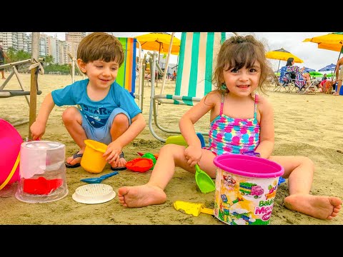 Crianças Brincando na Praia de Fazer Castelinho de Areia e Piscina – Julinha e Pedrinho