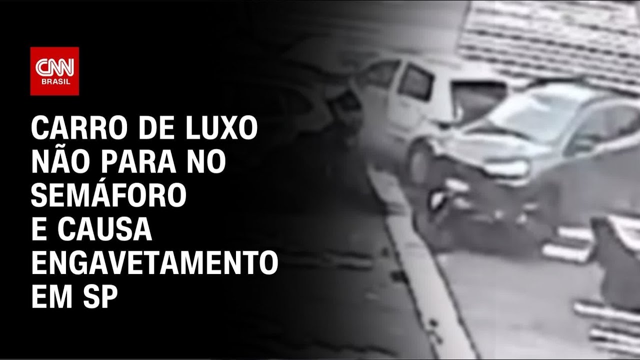 Carro de luxo não para no semáforo e causa engavetamento em SP | AGORA CNN