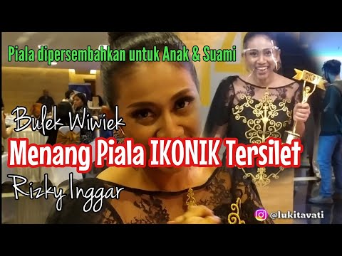 bulek-wiwiek-menang-kategori-ikonik-tersilet-di-silet-award-2020-piala-untuk-suami-dan-anaknya