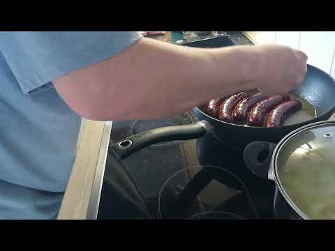 Lungwurst mit Stampfkartoffen und Rotkraut