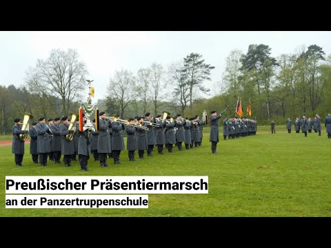 Preußischer Präsentiermarsch: Generalleutnant Andreas Marlow an der Panzertruppenschule