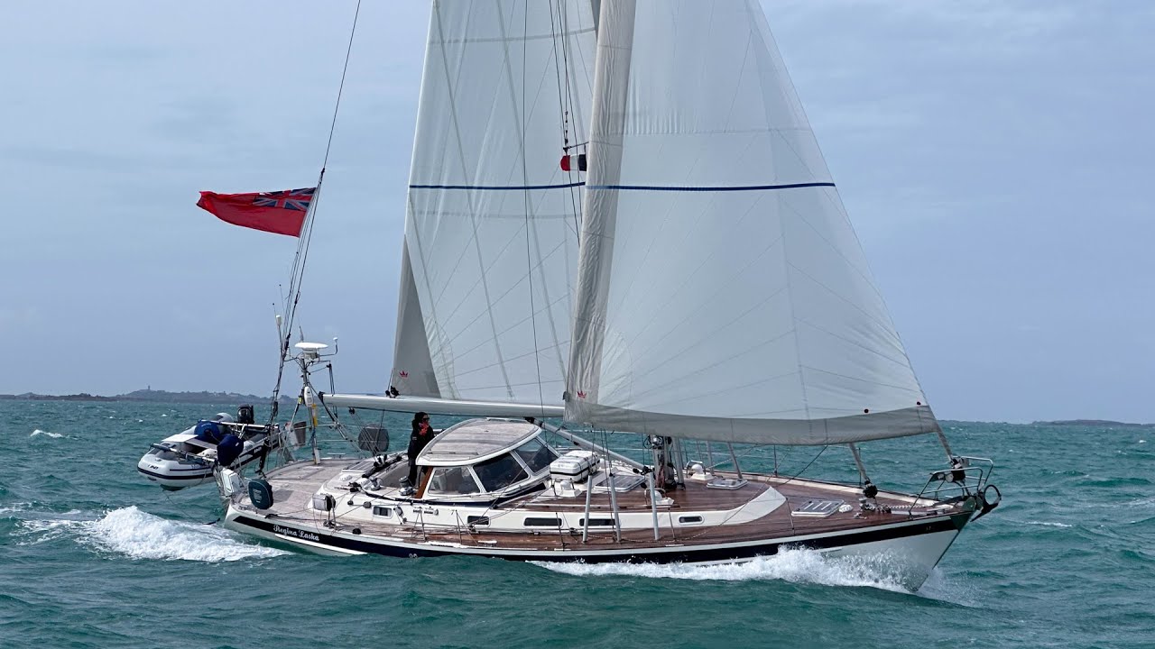 Hallberg-Rassy 43 e 46 velejando lado a lado