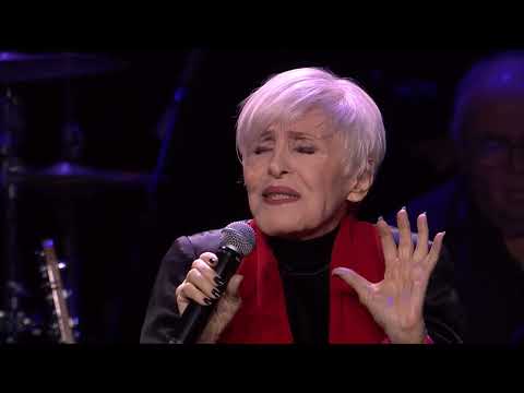 L'amour est bien plus fort que nous (Live - Grand Rex, Paris) by Nicole Croisille