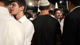 שירת ההמונים בשריד בית מקדשנו בתשעה באב: אני מאמין באמונה שלמה בביאת המשיח"...