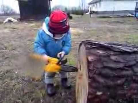 Szymonek Wilczyński; 1.5 roczku i taki pracowity ;)  ścinka drzew :D