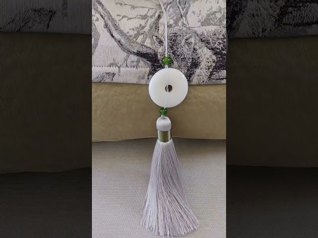 غطاء وسادة | خداديات باللون الأخضر و الابيض مع زخارف باللون الرمادي
