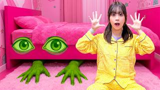 たすけて〜＞＜ ベッドの下にオバケ!? ママと一緒に寝たい...ひとりで寝るのこわいよ〜！幼稚園児の妹と一緒にモンスター退治できる？お菓子をあげるからイタズラしないで！ 【寸劇】