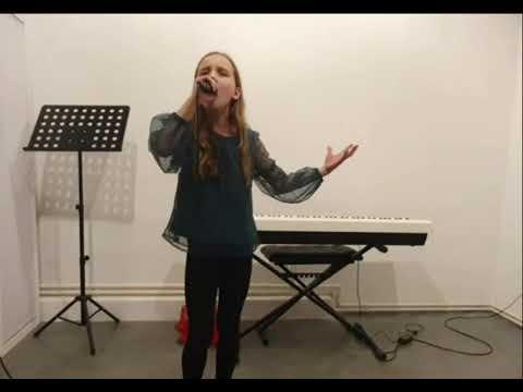 MuzoSfera 2022/23 - wyróżnieni uczniowie | Zuzanna Łuźniak z klasy wokalu p. Marty Jastrząbek