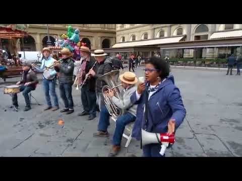 The Old Florence Dixie Band in Piazza della Repubblica con Andrea Beghi batteria