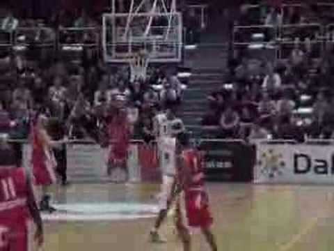 04 13-10-07 Gent-BCO - Een snelle dunk van Chris Mc Cray.mpg