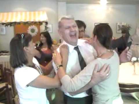 met zijn lievelingslied moogt je even over zijn haar wrijven.MOD