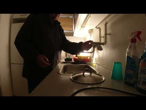 MongoTV_10638 - Del 1 - VASKER OP OG BLANDER SAFTEVAND OG SNAKKER OM AT TABE SIG I VÆGT