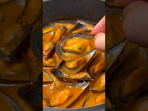 Mussels a la marinera 🦪 A recipe you've been asking me for a lot! #recipes #youtubeshorts