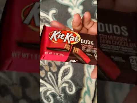 KitKat Duos Strawberry and dark chocolate #kitkat  #chocolate #candy #strawberry #flavour #shorts