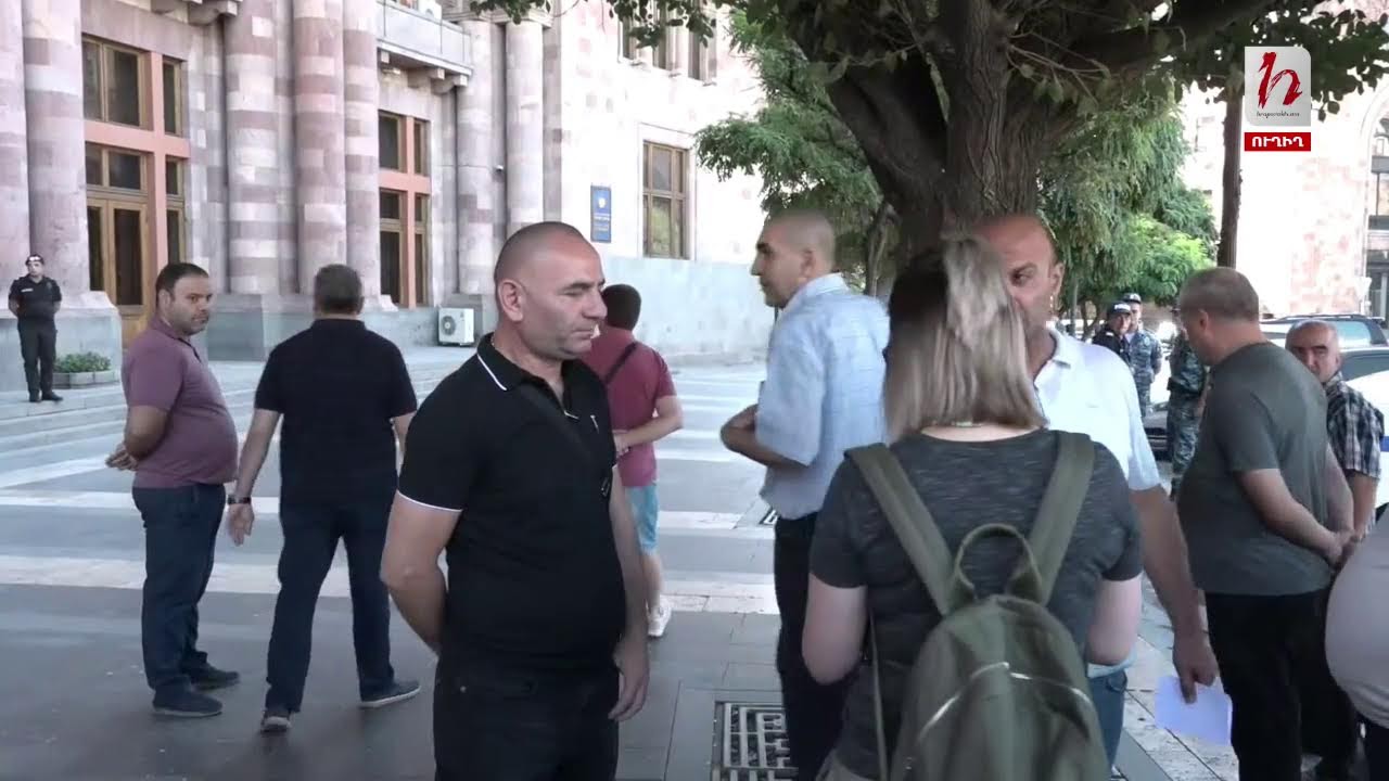 #Հիմա. «Փեթակի» առեւտրականների գործադուլը Կառավարության դիմաց. ուղիղ