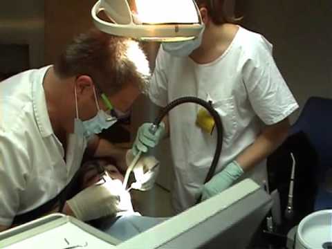 Beim Zahnarzt auf dem Behandlungstuhl !