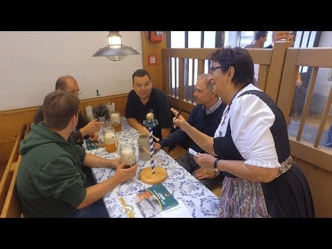 Bedienung auf dem Rosenheimer Herbstfest - ein harter Job!