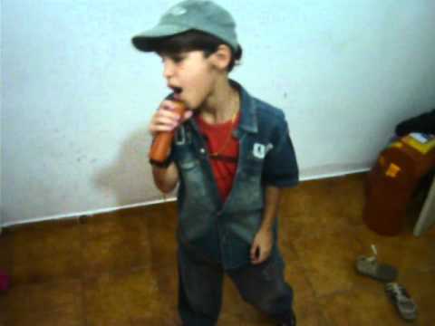 Paulo Henrik,imitando o Justin Bieber.