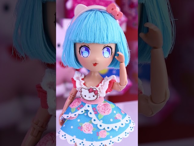 Vídeo relacionado con Hello Kitty - 13" Doll Kimono, Muñeca de 32 cm con 5 Puntos de Articulación, Viste un Precioso Kimono y Sandalias Que se Quitan, Juguete con Aroma a Manzana, Famosa (HKTJ5000)