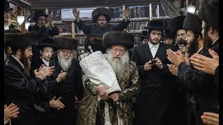 האדמו''ר מנדבורה רוקד עם ספר תורה בהקפות שניות