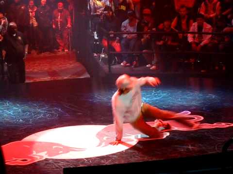Red Bull BC One 2009 FINAL Cloud vs Lilou