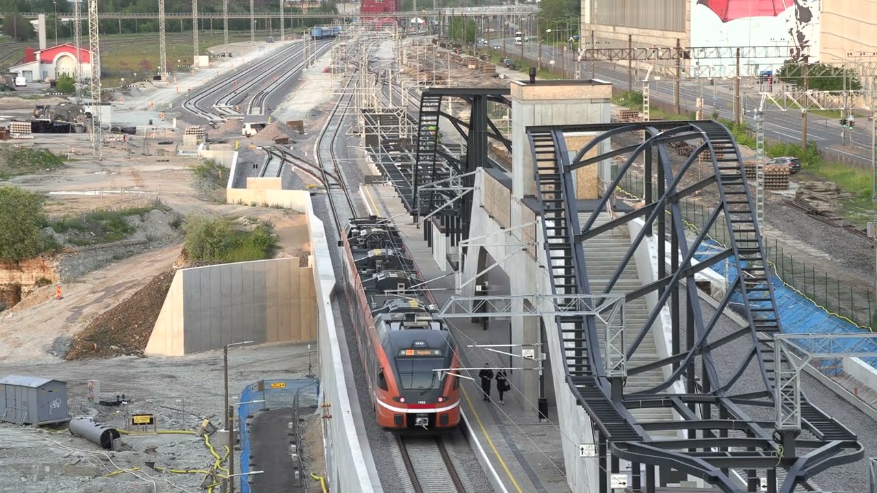 Штадлерский электропоезд 1403 на ст. Юлемисте / Stadler EMU 1403 at Ülemiste station