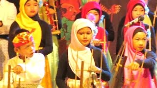Download lagu LASKAR PELANGI (Nidji) - Bamboo Musical Instrument - ANGKLUNG Al Qona'ah [HD] mp3