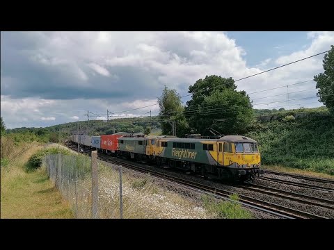 86637 and 86614 passing Old Linslade