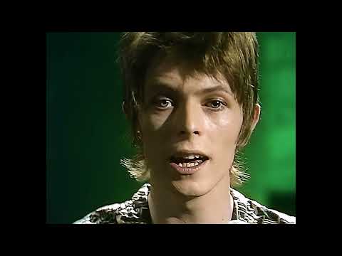 Enjoy This Performance Of David Bowie's 'Oh! You Pretty Things' From 1972