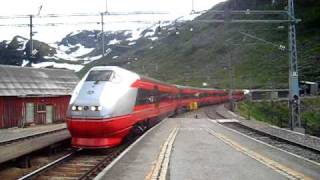 preview picture of video '[NSB] Regiontog from Bergen to Oslo S. arrives at Myrdal station'