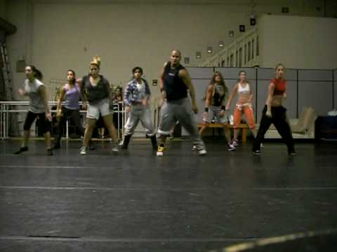LEOS HIP HOP DANCE CLASS " SIGUELO " BY WISIN Y YANDEL
