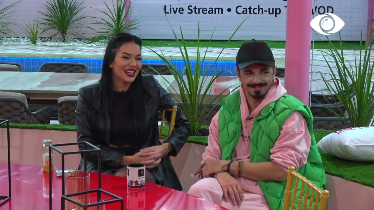 Djemtë i imitojnë, vajzat shkrihen së qeshuri