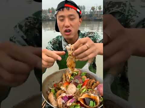 Pescador comendo frutos do mar