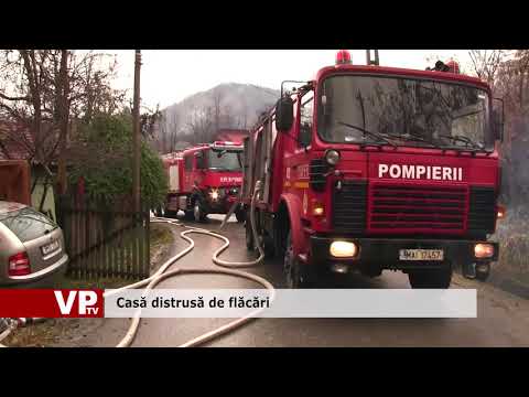 Casă distrusă de flăcări