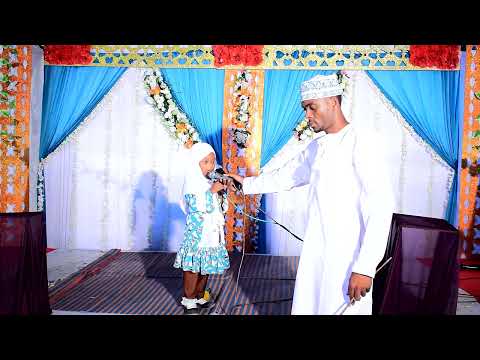 ANGALIA MTOTO WA MIAKA MINNE AKISOMA NGUZO TANO ZA KISLAM KWA KIENGEREZA KATK MAHFAL YAO.