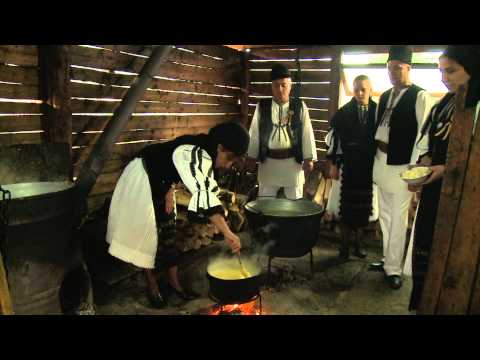 La stână,  pe creasta munţilor Căpăţânii (@Exclusiv în România)