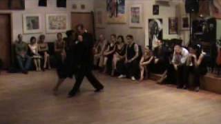 Junior Cervilla y Guillermina Quiroga dancing milonga